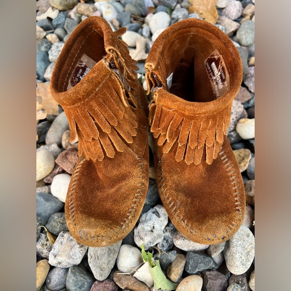 🥾KIDS’ Double Fringe Brown Suede Ankle Boot | Minnetonka Moccasin—2292 | Size 10 - Picture 13 of 17
